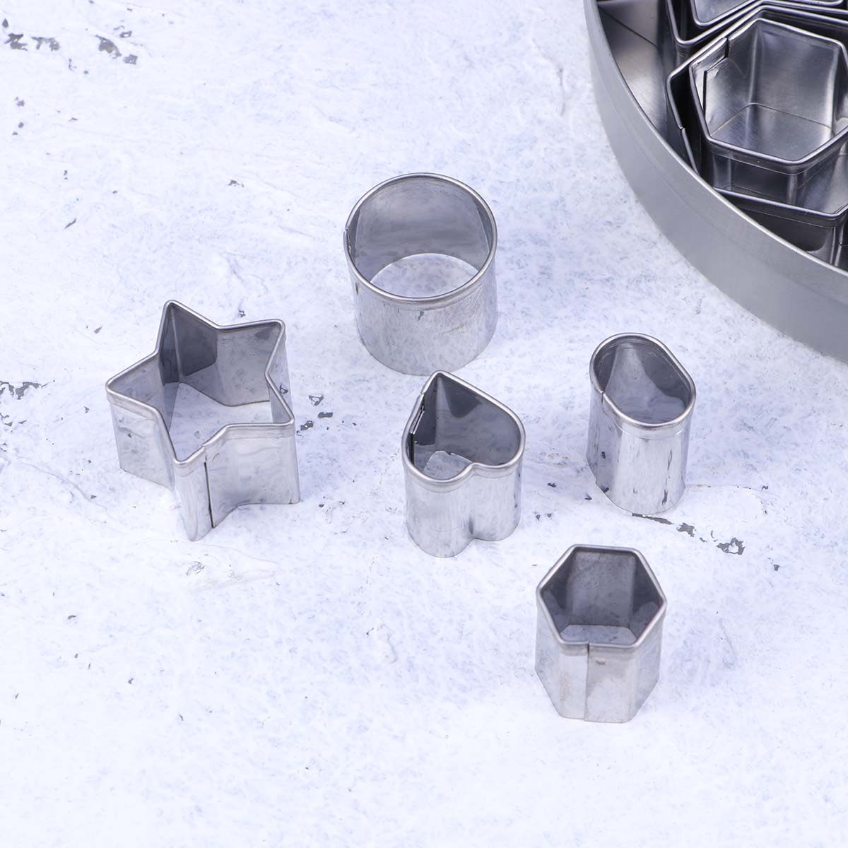 24個入りクッキー型セット。ステンレス製で、ミニサイズの幾何 - Baking Kitchen Set のレビューと価格